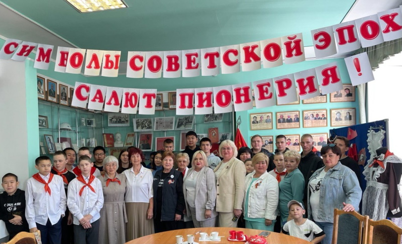 Символы советской эпохи: Салют, пионерия!