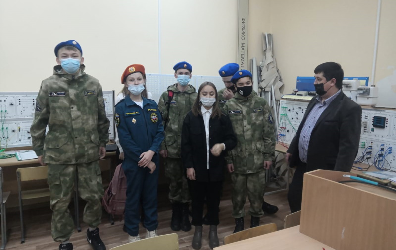 Школьники посетили лабораторию альтернативных источников энергии