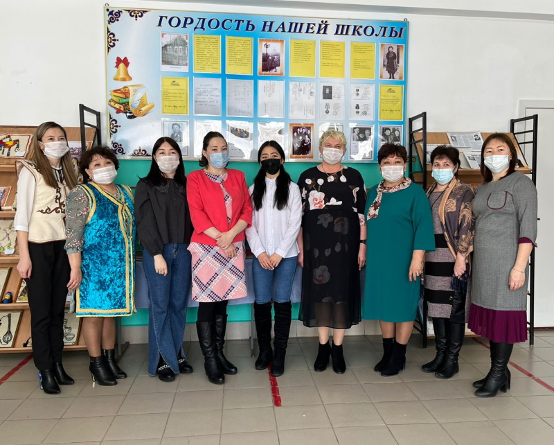 Студенты факультета алтаистики и тюркологии в Бешпельтирской СОШ им Н.Н. Суразаковой