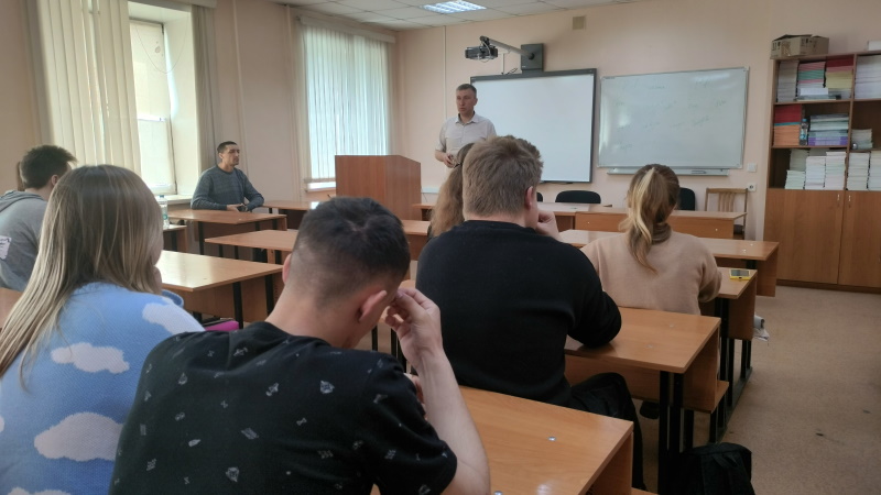 Студенты ГАГУ задали вопросы депутату